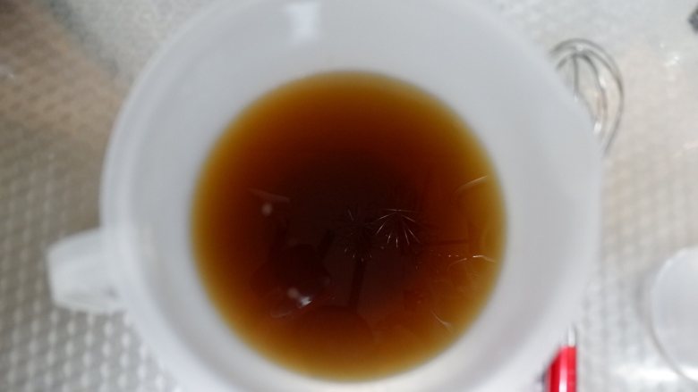 全麦红糖桂圆软欧面包,加入20克开水,将红糖冲化开