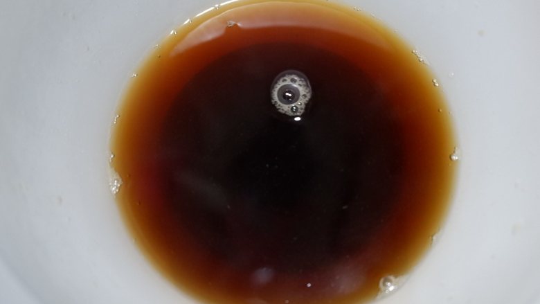 全麦红糖桂圆软欧面包,在加入100克凉水,给红糖水降温,降至室温才可使用
