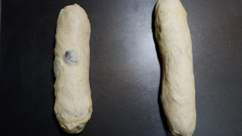 全麦红糖桂圆软欧面包,放入烤盘进行二次发酵。发酵至2倍大
温度35-38,湿度85%
在烤箱里设定好温度,放一碗热水就可以