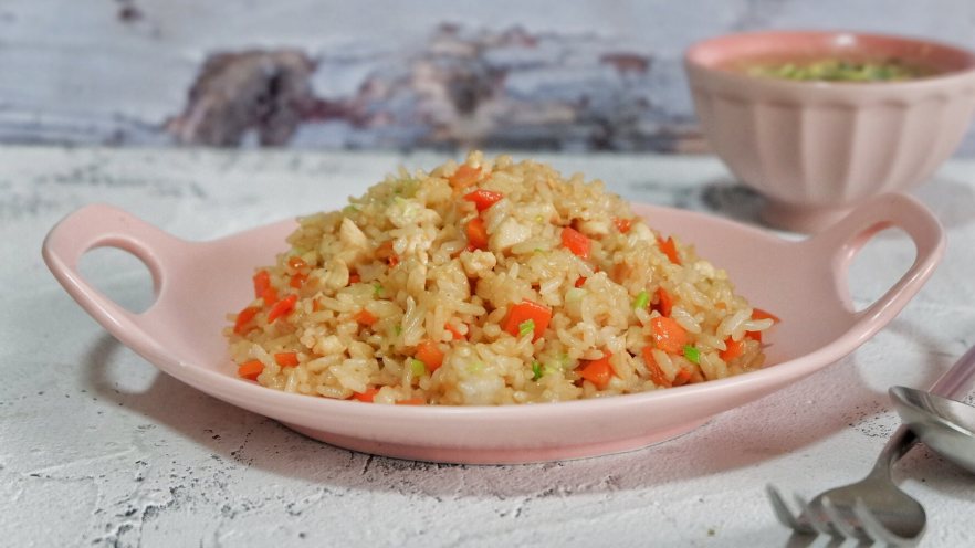 鸡肉胡萝卜炒饭