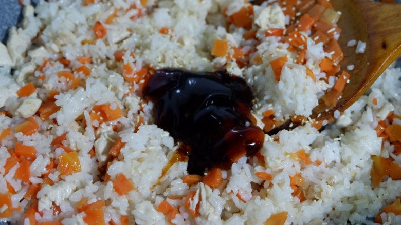鸡肉胡萝卜炒饭,等米饭炒散之后,加入一勺<a style='color:red;display:inline-block;' href='/shicai/ 721'>蚝油</a>,少许盐调味炒匀后关火