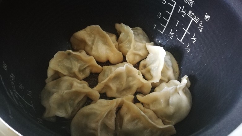 电饭煲+猪肉韭菜锅贴,灯再次跳到保温时 就好了 打开锅盖 盛盘