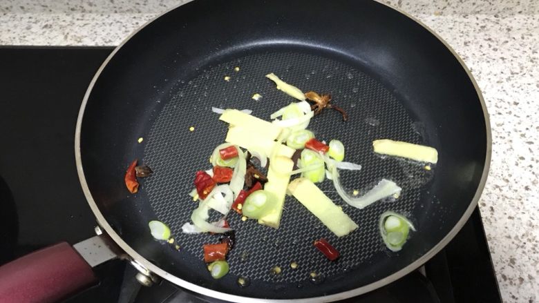 肉丝炒粉皮,起油锅,放入葱姜辣椒八角炒香