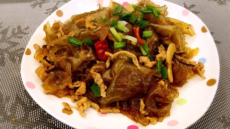 肉丝炒粉皮,装盆,洒上葱花