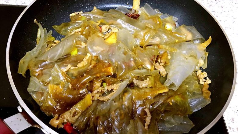 肉丝炒粉皮,翻炒,大约3分钟