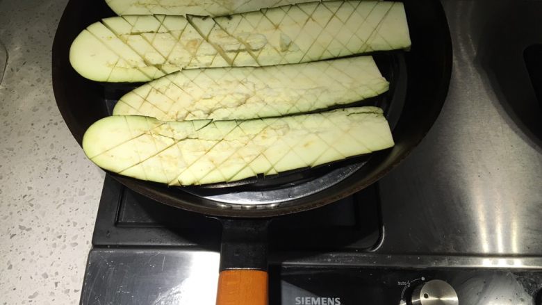 蒜香烤茄子,上锅,先蒸10分钟,这样烤出来的茄子多汁
