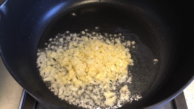 蒜香烤茄子,锅内倒入适量食用油,油温热倒入大蒜末,炒香