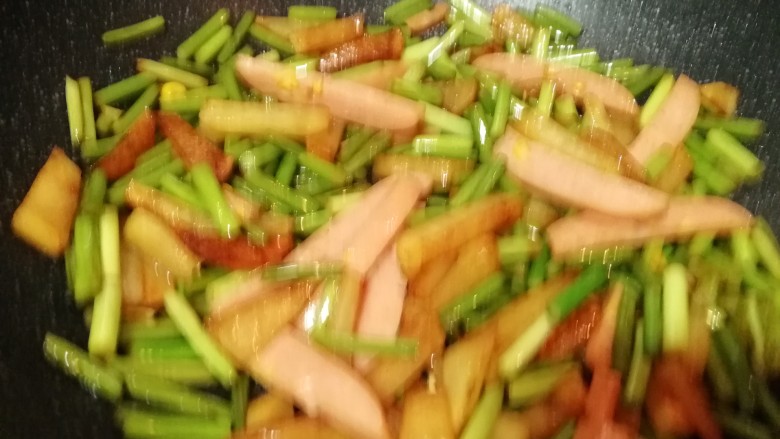 蒜黄玉米火腿土豆条,炒出玉米火腿肠的香味,翻炒出锅。