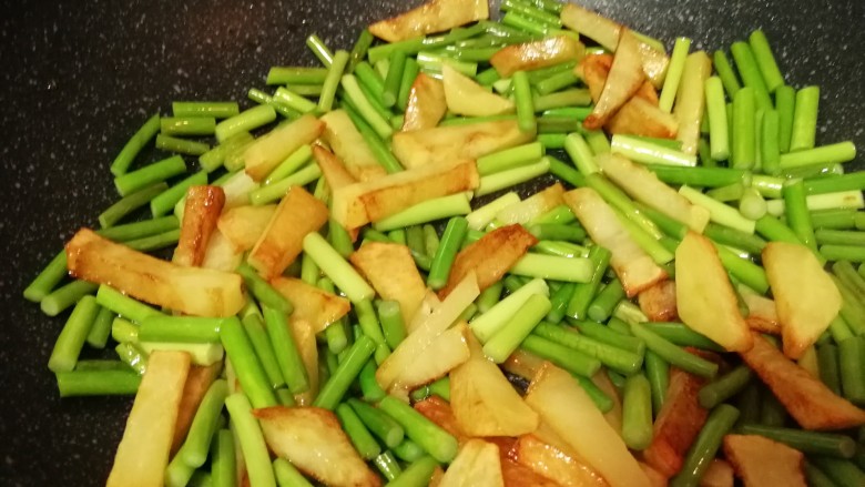 蒜黄玉米火腿土豆条,继续翻炒,这时候蒜黄变绿了,鲜嫩了。
