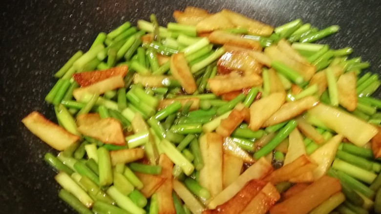 蒜黄玉米火腿土豆条,加盐和<a style='color:red;display:inline-block;' href='/shicai/ 135044'>海鲜酱油</a>翻炒