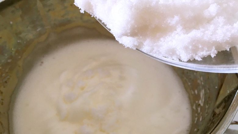 雪顶红丝绒蛋糕,继续打发蛋白变细腻,加入20克白糖继续打发