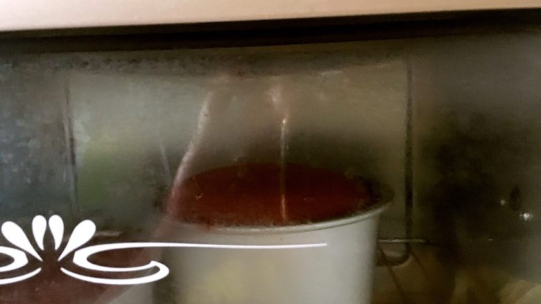 雪顶红丝绒蛋糕,放入160度预热好的烤箱,上下管160度中下层加热35分钟