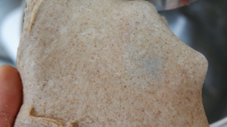 黑麦芝麻金枪鱼芝士吐司,揉到能拉出厚膜,我大概用了15分钟