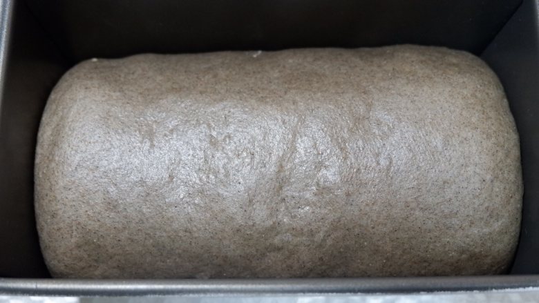 黑麦芝麻金枪鱼芝士吐司,35-38度环境发酵至8-9分满,盖上吐司盒盖 预热好的烤箱,上180下190,45分钟左右。实际炉内温度180 宝宝们根据自家烤箱温度去调节
