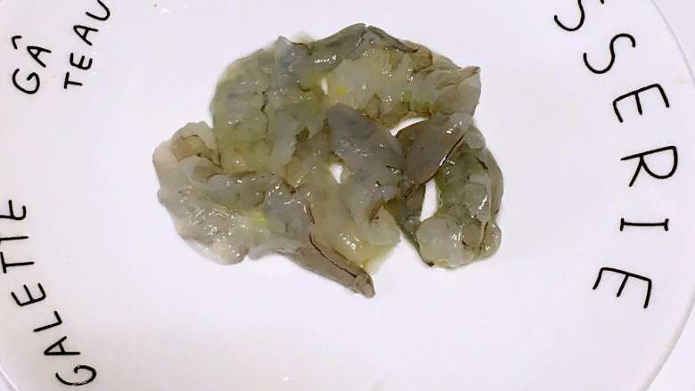 宝宝辅食之虾仁蔬菜厚蛋烧,5.虾仁去壳,挑去肠线。