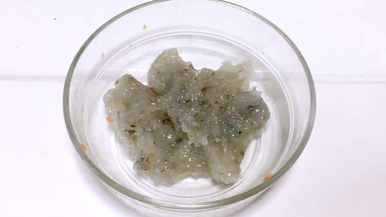 宝宝辅食之虾仁蔬菜厚蛋烧,6.虾仁用搅拌机搅碎,或剁碎。