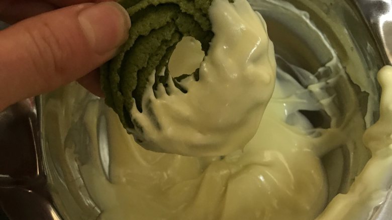 圣诞花环曲奇,烤好的曲奇,蘸一下巧克力,用彩塘或者坚果碎即可,放入冰箱冷藏保存