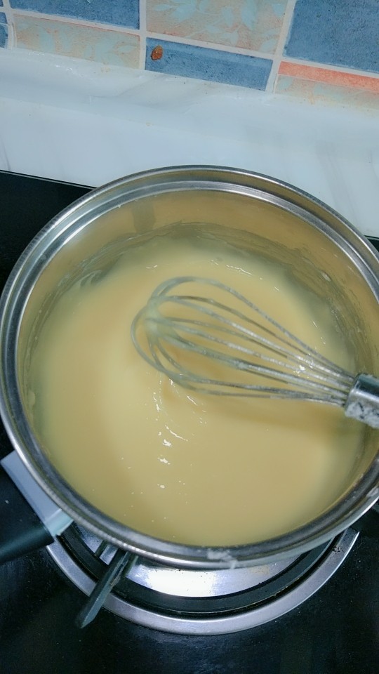 女生福利~全麦豆乳肉松包,将豆乳酱的所有材料搅拌均匀,开小火加热至粘稠,可以挂蛋抽上时,关火搅拌至微凉即可。