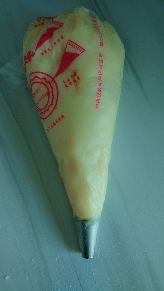 女生福利~全麦豆乳肉松包,装入裱花袋备用(这样做一是一会用的时候比较方便,二是不至于豆乳酱会表面变干。)