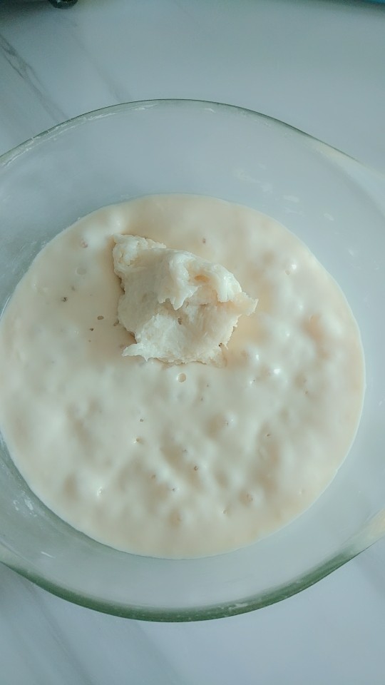 女生福利~全麦豆乳肉松包,将提前做好的汤总和波兰种放在一起。(汤种和波兰种请参考我关于面包种的菜谱)汤种和波兰种做出来的面包,口感会更松软,而且保存的时间会更长。