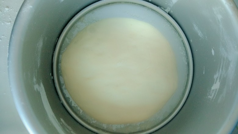 女生福利~全麦豆乳肉松包,将揉好的面团分成两份,滚圆后放入6寸模具醒30分钟。