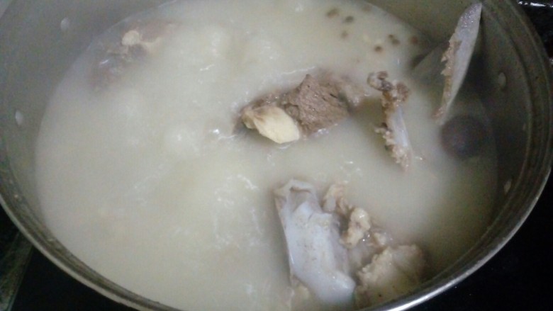 筒子骨羊肉汤,两个小时了,汤变得更白了。关火