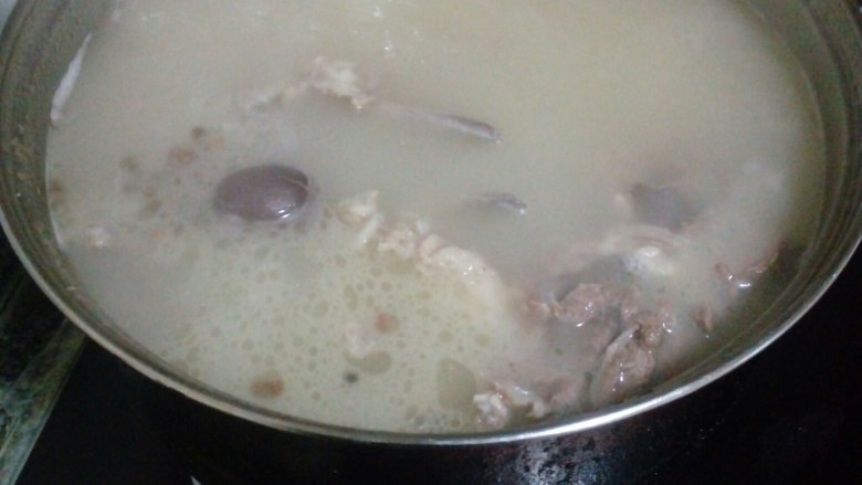 筒子骨羊肉汤,觉得汤有点少的话可以再加满水,大火烧开后转小火熬2个小时左右就可以了