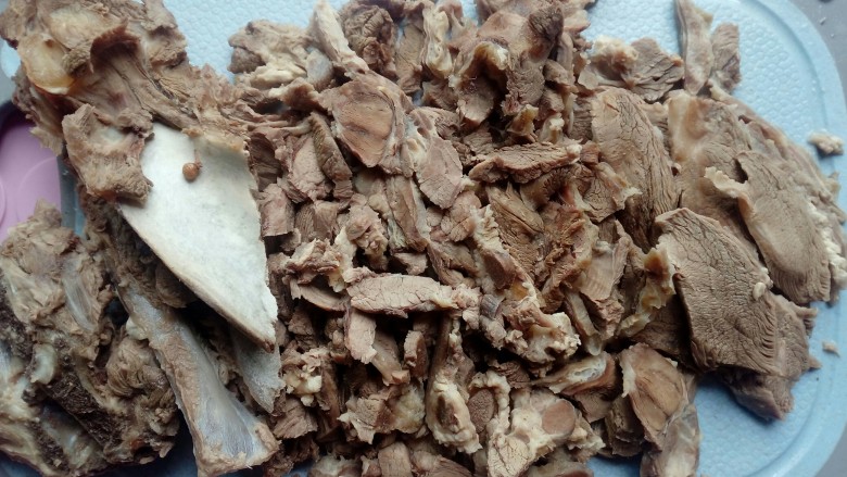 筒子骨羊肉汤,一个小时后把羊肉捞出来,不然煮太久了再切肉会散切不成片,剔骨肉改刀切片