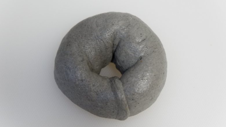 黑芝麻酱辣松贝果,包紧收口,一定包紧,不然一会煮的时候会散开