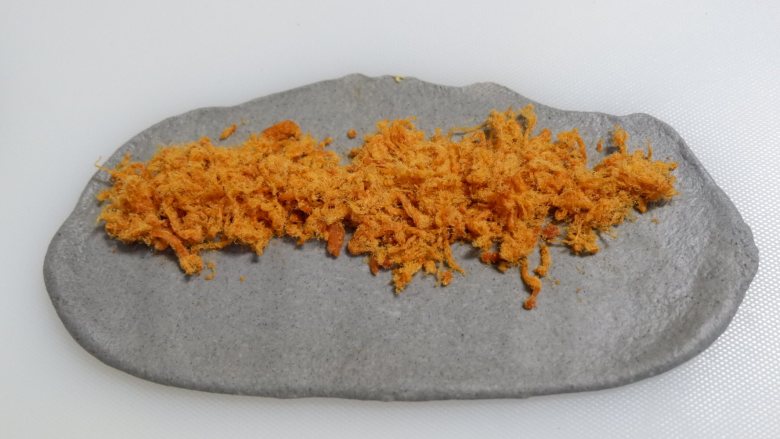 黑芝麻酱辣松贝果,铺上肉松,我大概放了20g