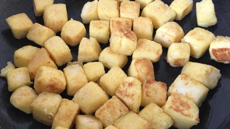 蔬菜馒头丁,煎至馒头丁金黄色后,存出备用