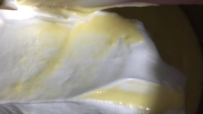奶酪系列之:奶油奶酪戚风,取一小半蛋白加入蛋黄糊里