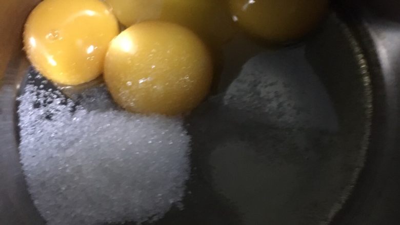 奶酪系列之:奶油奶酪戚风,蛋黄加糖、盐、油