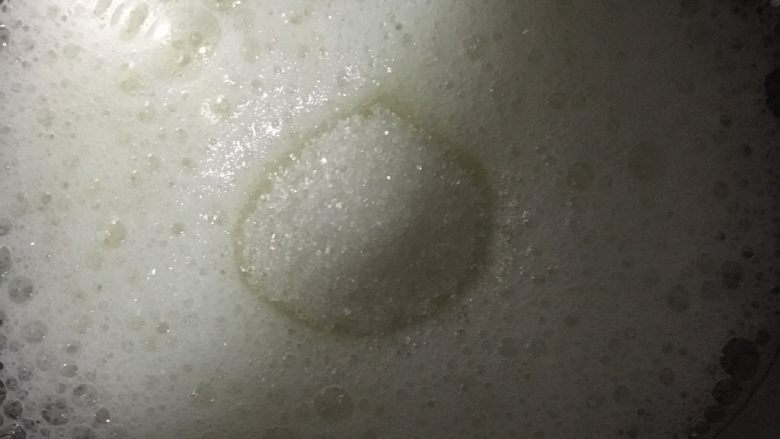 奶酪系列之:奶油奶酪戚风,蛋白分三次加入糖打发