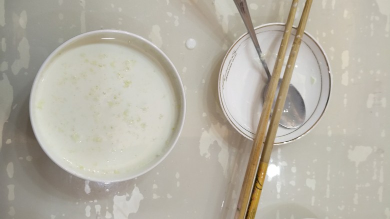 简易双皮奶,搅拌好了之后,倒入平底锅里。