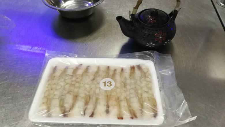 大虾蔬菜天妇罗,鲜虾去头,剥壳留尾巴部分,剥壳的时候要注意点,生虾的壳比较不好剥,别把虾肉剥散了,我这边用的是现成剥好的😁