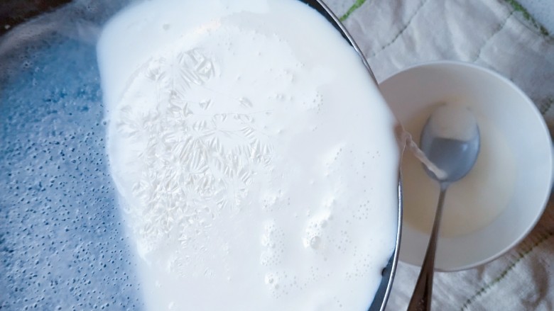 简易双皮奶,然后倒到碗里,不要急,角度也不要太大。