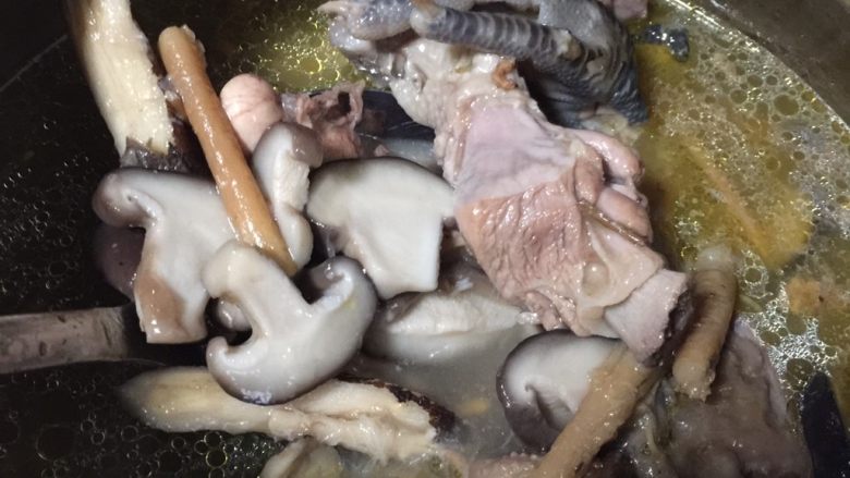 剑阁土鸡香菇汤,香菇在小火炖一小时后加入开大火一起炖,汤开后再转小火慢炖一小时即可!根据个人口味添加食盐。汤香四溢!