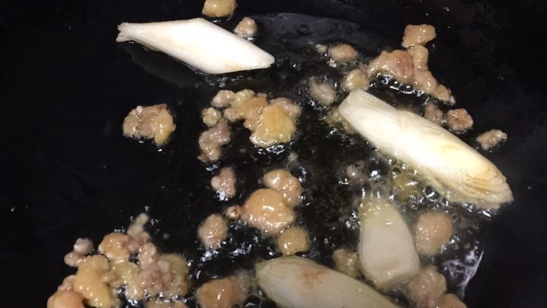 剑阁土鸡香菇汤,公鸡油少,让市场老板送一两片母鸡油切碎下锅炒干放入<a style='color:red;display:inline-block;' href='/shicai/ 138'>大葱</a>爆香!