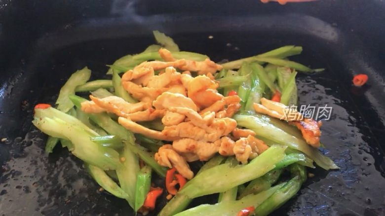 西芹豆干肉丝,放鸡胸肉,继续翻炒均匀