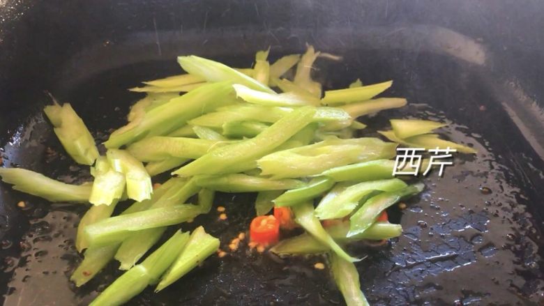 西芹豆干肉丝,再放西芹，翻炒均匀