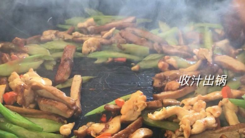 西芹豆干肉丝,加少许水,翻炒均匀收汁出锅