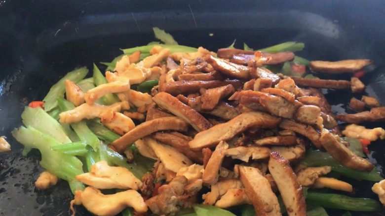 西芹豆干肉丝,再放豆干,翻炒均匀
