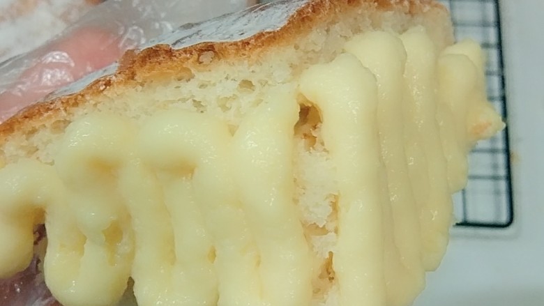 女生福利~全麦豆乳肉松包,出炉后放凉切成四份,挤上豆乳酱,喜欢吃酱多的,可以在面包中间划两道加豆乳酱。