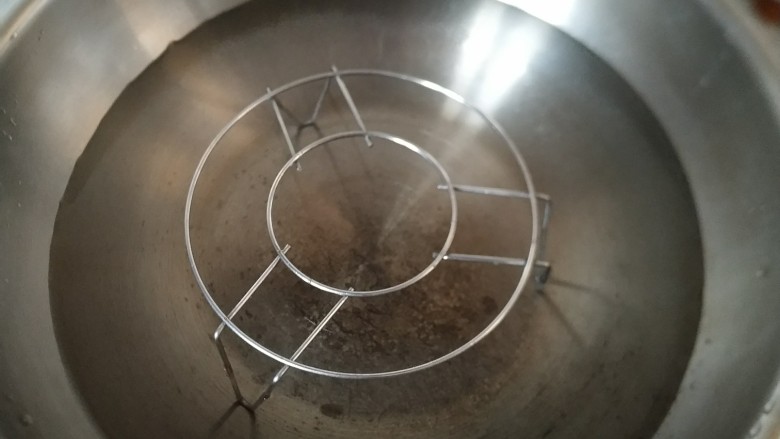 简易双皮奶,锅里加水,放上蒸架,把封口的牛奶放上去煮,大概15到20分钟。