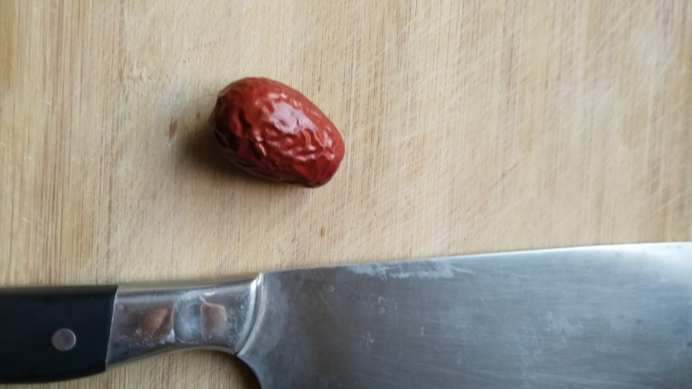 简易双皮奶,全白的双皮奶看着没什么食欲,所以我切了一点红枣沫,要是家里有做好的现成的红豆,或者水果,彩色的饼干什么的,都可以弄碎,放上面点缀下哦。