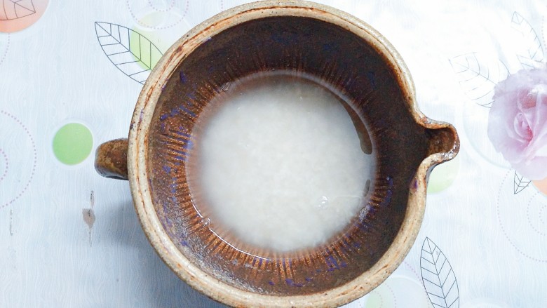 立夏沱,淘洗干净,加300g<a style='color:red;display:inline-block;' href='/shicai/ 156925'>水</a>浸泡一夜!