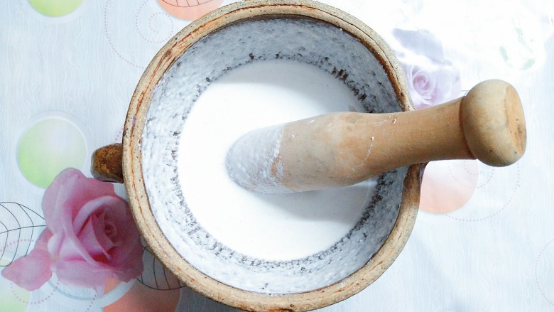 立夏沱,就着昨天浸泡的水,用擂棒把沾米磨成米浆!