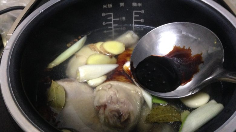 电饭煲+一锅搞定香卤鸡腿,
加入适量开水(和鸡腿持平即可)<a style='color:red;display:inline-block;' href='/shicai/ 762'>老抽</a>