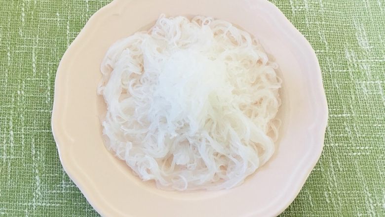 蒜蓉粉丝虾,将粉丝沥水捞出,铺满盘底